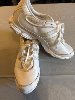 Cheer Adidas Off-White Low-Top Lace Sneakers